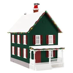 Lionel 2229290 O Gauge Up On The Roof Top Christmas House (Plug-Expand-Play)